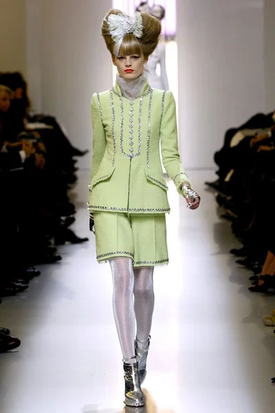 Look 16